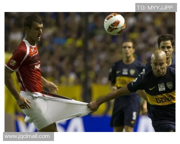 足球打到裆的尴尬瞬间让比赛气氛瞬间变得搞笑与紧张并存的奇妙体验